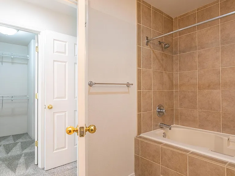 Master oversied tub & shower