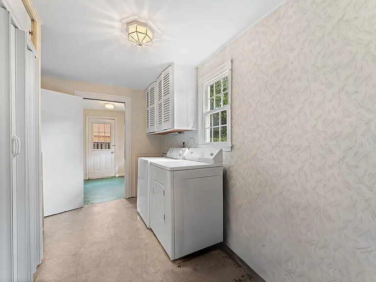 Main level laundry room