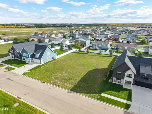 211 Lennox Dr, Bismarck, ND 58504