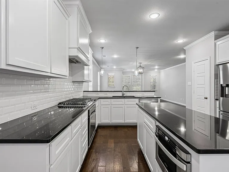 2611 McCart Ave — Photo 10