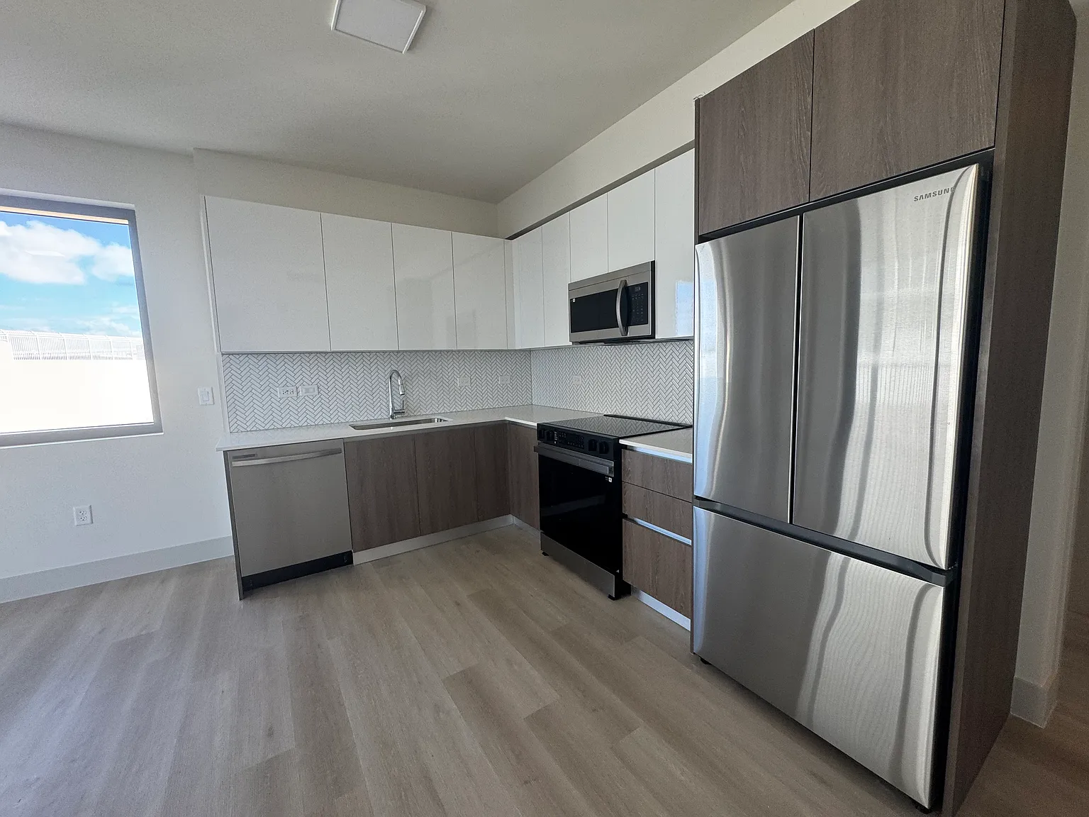 2 bed, 972 sqft, $3,077 — Photo 4