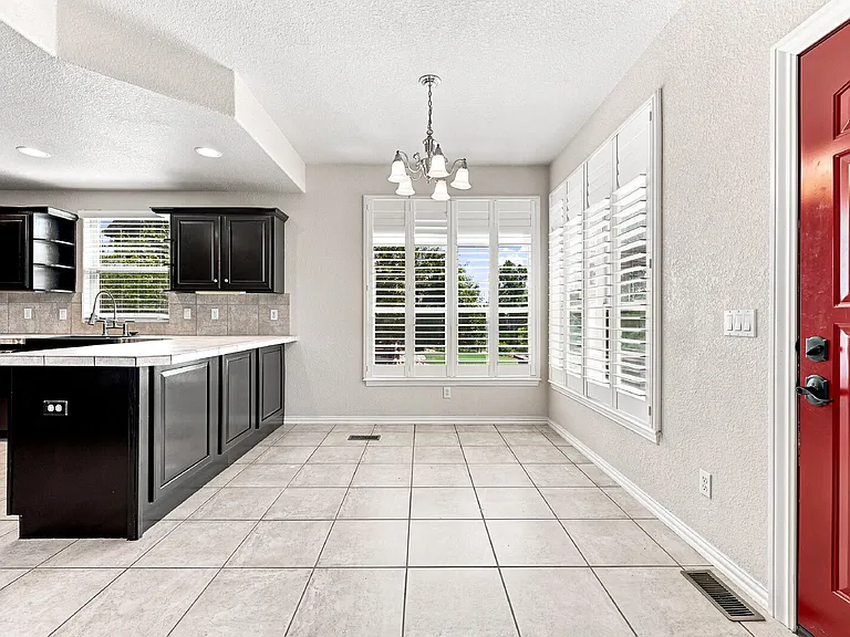 2425 Vanreen Dr — Photo 13