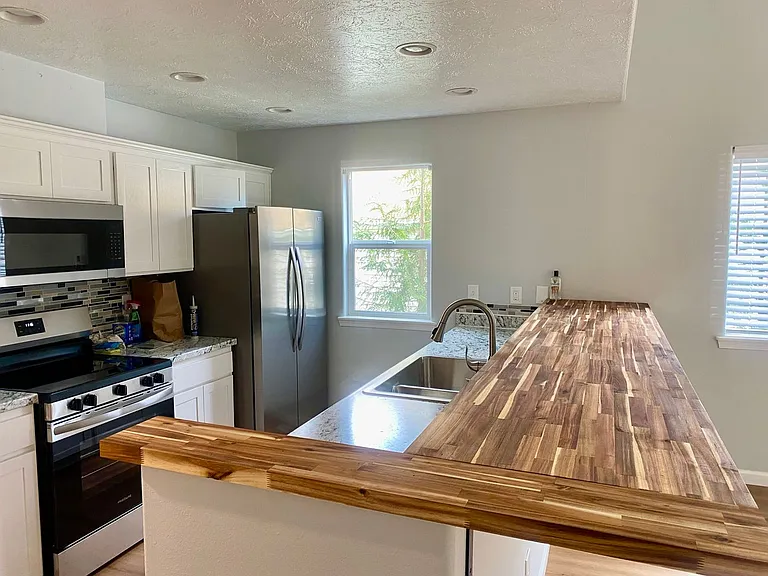 19040 Wallingford Ave — Photo 4