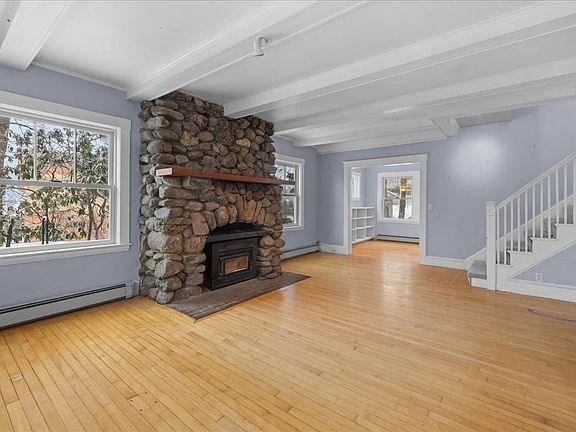 5th image of 207 Pleasant St