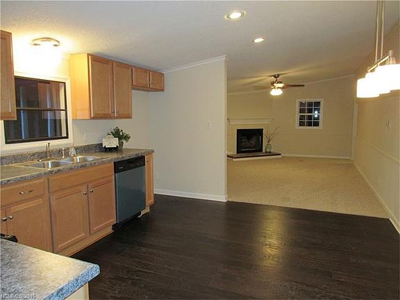 4th image of 402 Hillcrest Cir