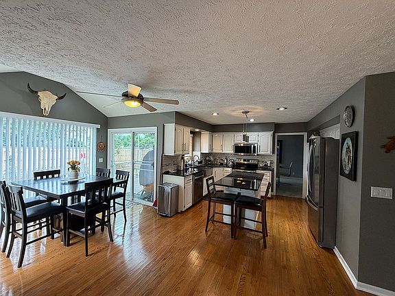 4th image of 1733 N 131st Avenue Cir