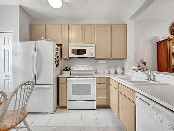 4th image of 6434 Park Lake Circle