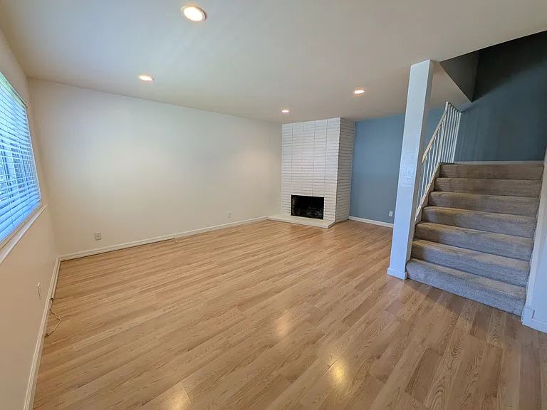 1559 Lilac Ln — Photo 2