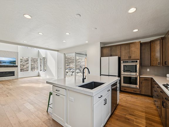 3rd image of 1886 Chaco Cir #111