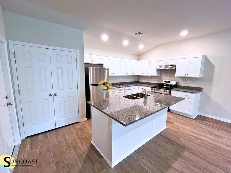 353 Reeves St — Photo 1