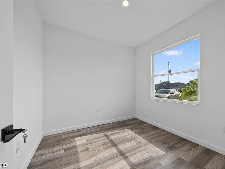 1530 Gilbert Ave S — Photo 12