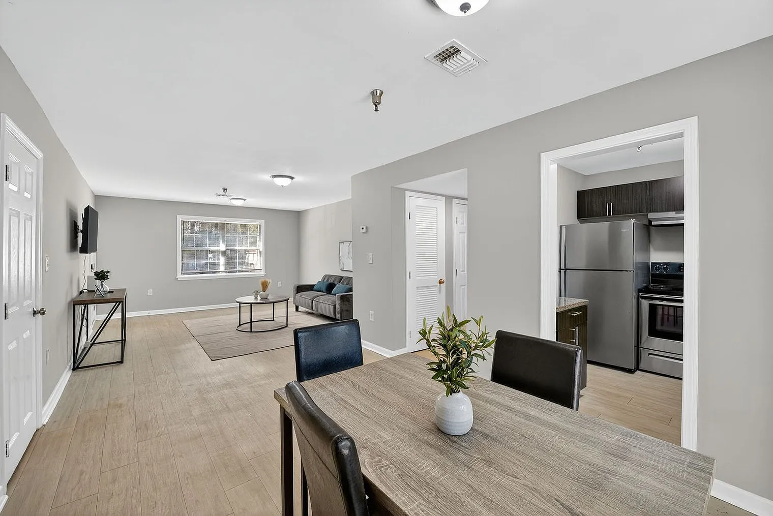 2 bed, 1.0 bath, 12346 sqft, $2,264 — Photo 2