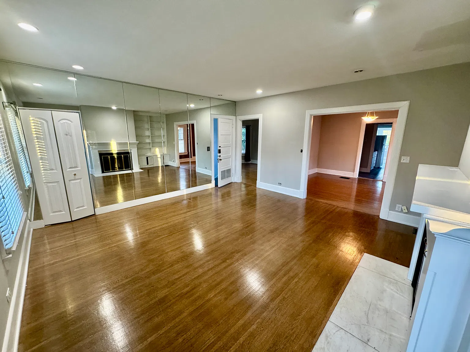 2 bed, 1.5 bath, 1800 sqft, $1,950 — Photo 4
