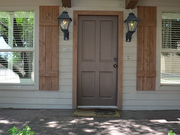 2nd image of 2200 Thomas Pl