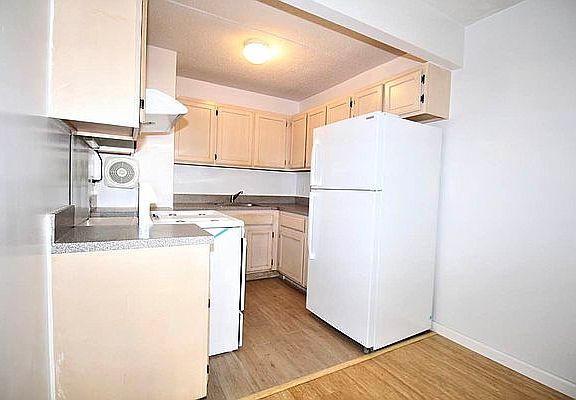 4th image of 1067 Willoughby Ave #1