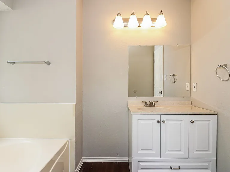 2844 Claremont Dr — Photo 10