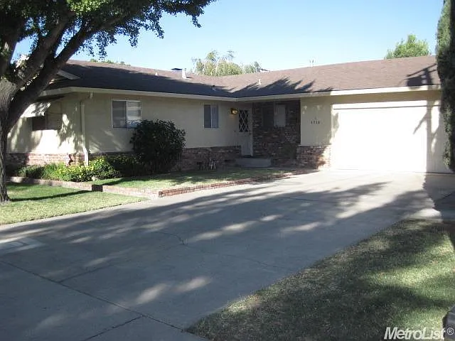 1712 Springwood Dr photo 1