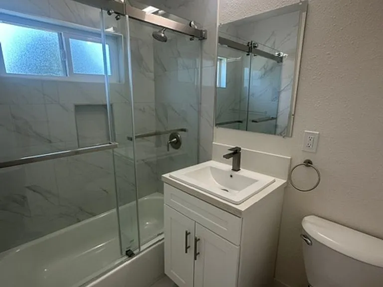 121 S Chandler Ave — Photo 1