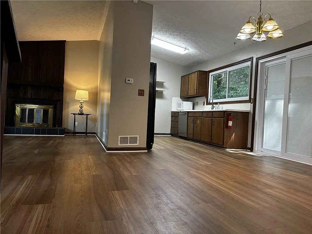 3 bed, 2.0 bath, 1650 sqft, $2,250 — Photo 2