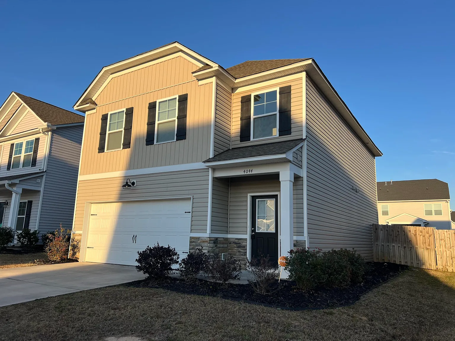3 bed, 2.5 bath, 1694 sqft, $1,900 — Photo 2