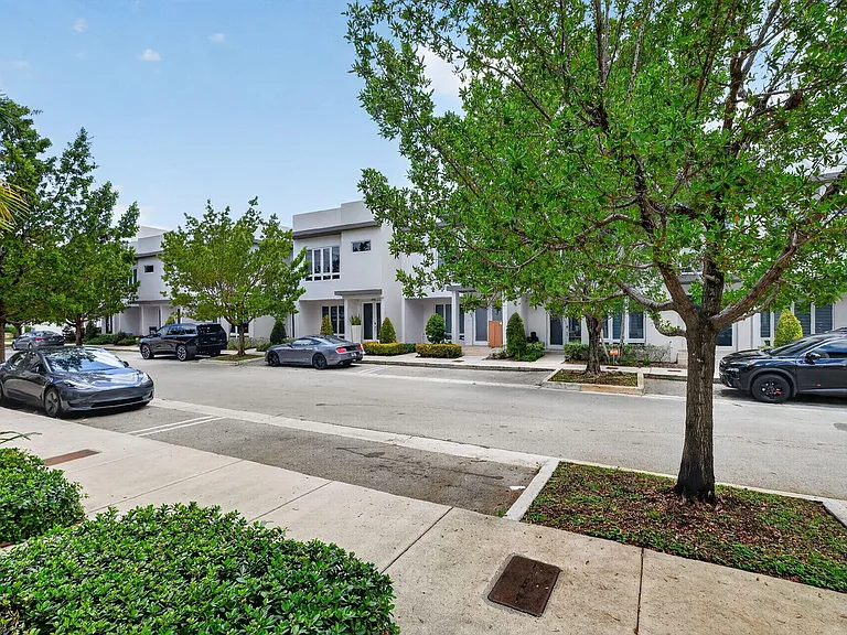 6461 NW 103rd Psge — Photo 3