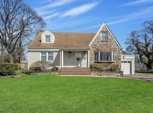 579 Dartmouth St, Westbury, NY 11590