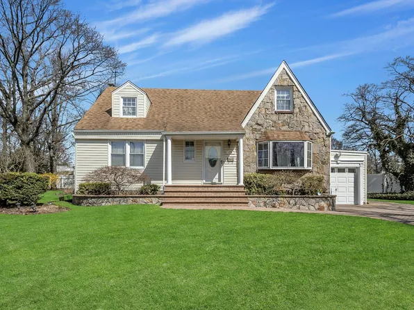 579 Dartmouth Street, Westbury, NY 11590