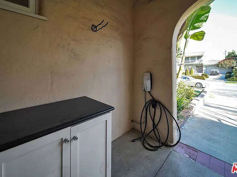 333 S Roxbury Dr — Photo 13