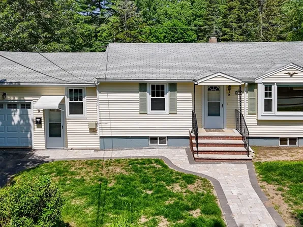 9 Hinckley Rd, Tewksbury, MA 01876