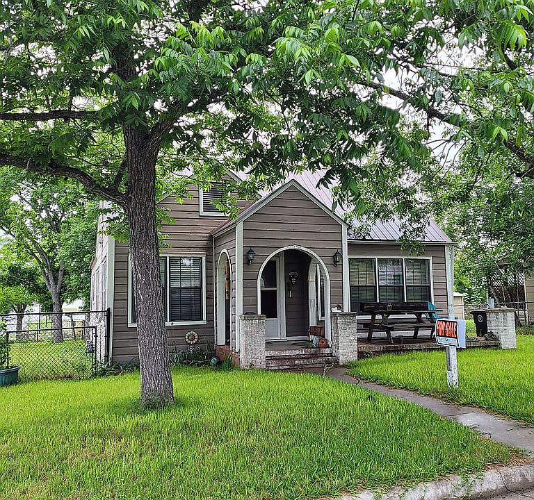 617 Black St, Schulenburg, TX 78956 Zillow