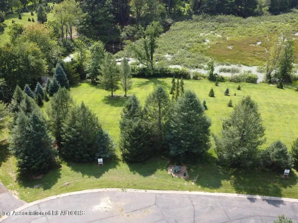 5 Prince Edward Dr, Howell, MI 48843