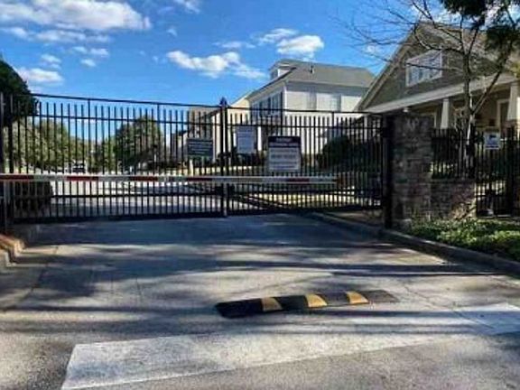 Exterior Neighborhood (street photo)