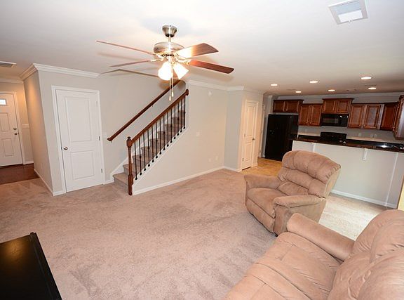 3rd image of 136 Graceland Ct
