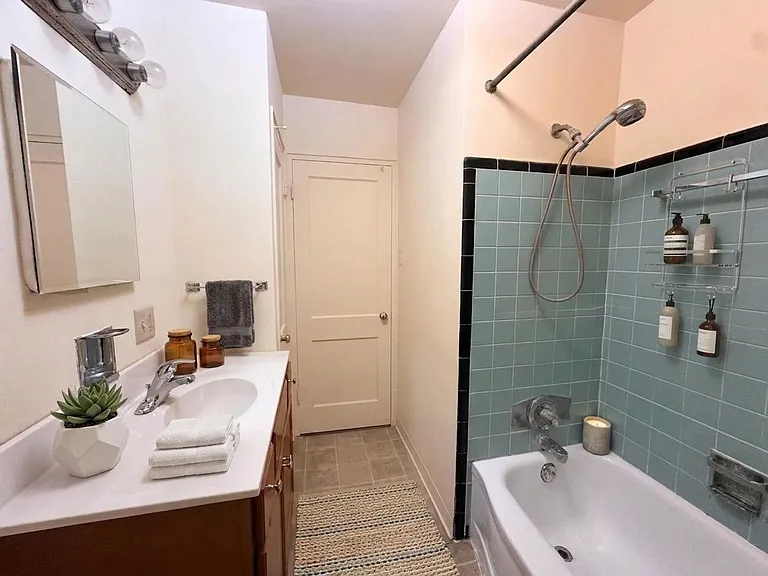 225-227 W Areba Ave — Photo 4