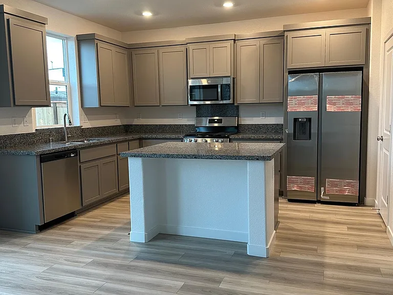 4405 Neptune Cir — Photo 2