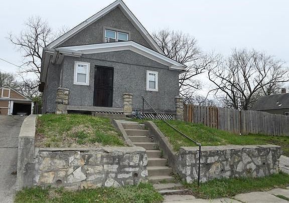 2nd image of 2637 Spruce Ave