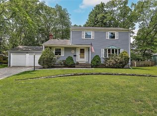 13 Wedgewood Ln, Barrington, RI 02806