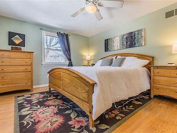 5th image of 44 Shire Oaks Dr