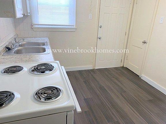 4th image of 2512 Switzer Ave