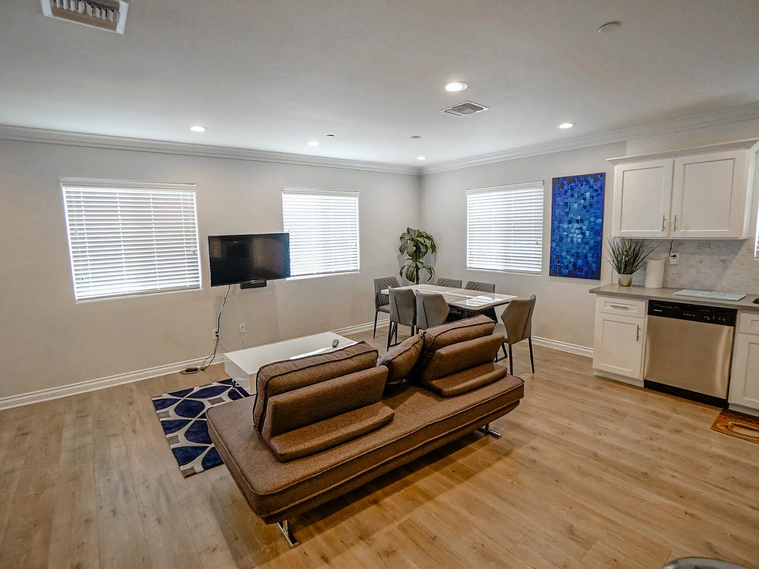 3 bed, 1110 sqft, $3,545 — Photo 4