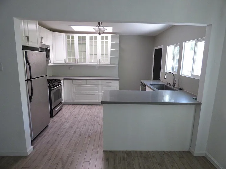 822 N Gardner St — Photo 3