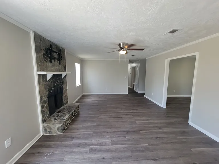 611 Langley Ct — Photo 4