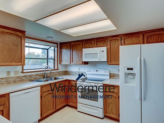 4th image of 691 NW Columbia Dr