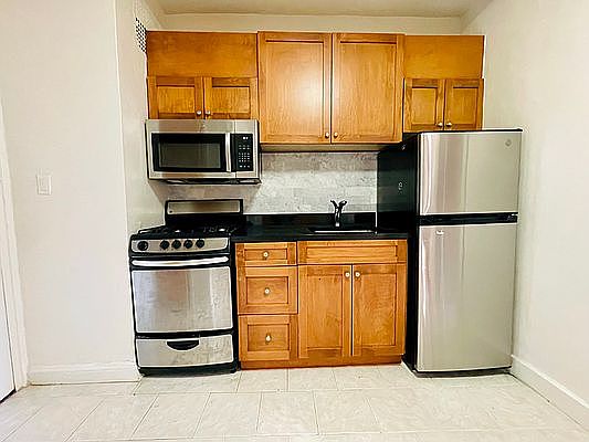 4th image of 402 Ocean Pkwy #6
