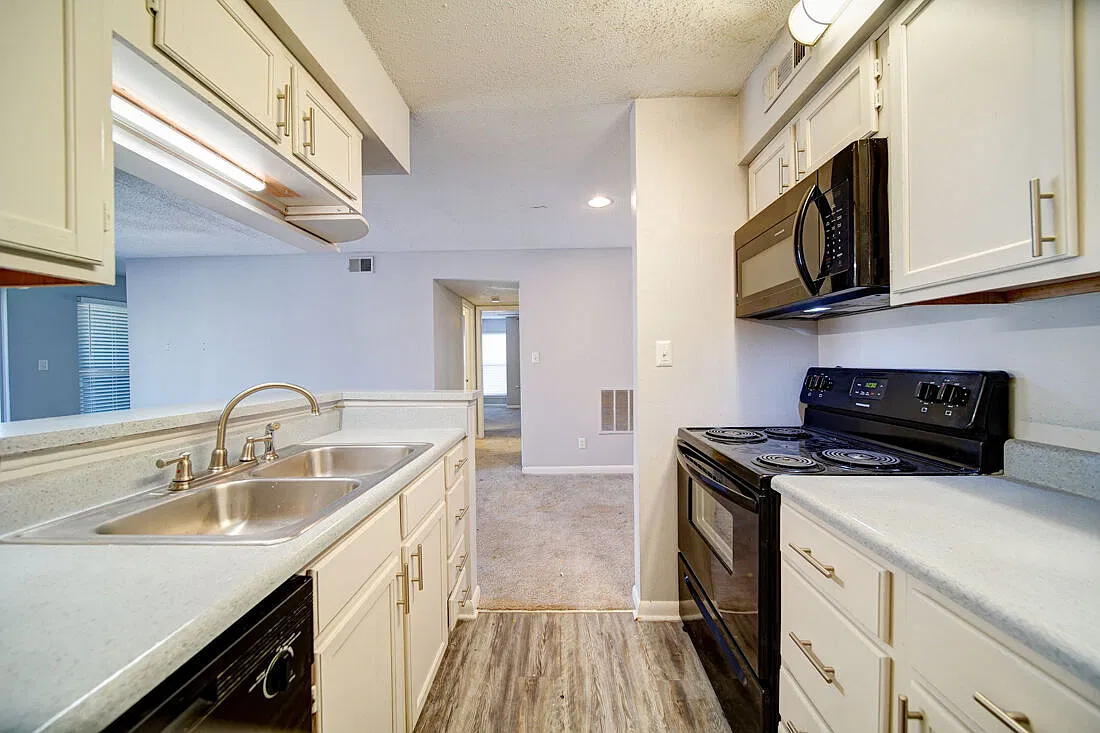 Chatham Wood Apartments — Photo 3