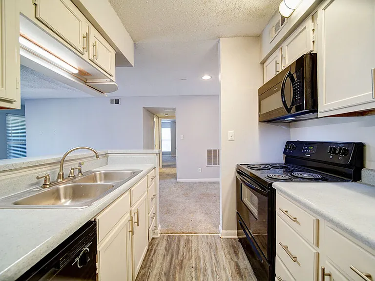 Chatham Wood Apartments — Photo 12
