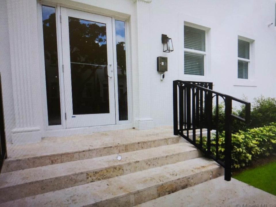 1st image of 625 Santander Ave