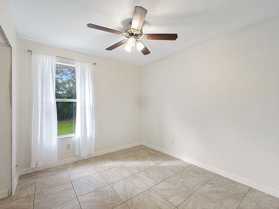 5th image of 914 SW 34th Ter