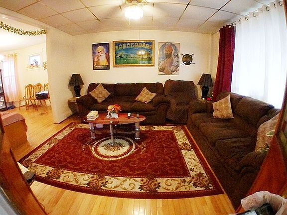 5th image of 9517 124th St