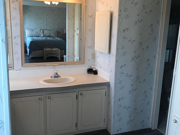 4th image of 696 Riverview Cir